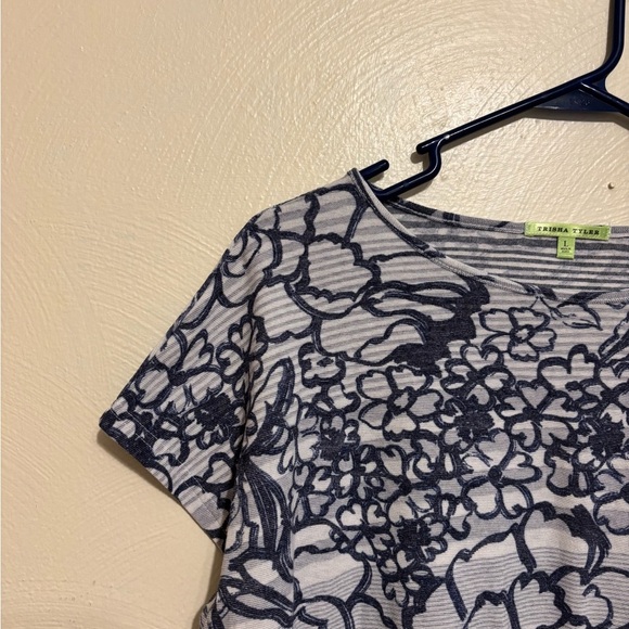 Elegant Floral Women's Blouse in Black and White - Picture 6 of 8